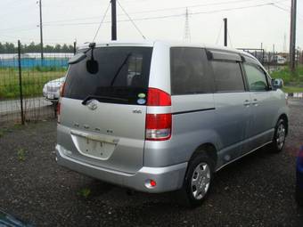 2004 Toyota Noah Photos