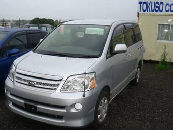 2004 Toyota Noah Photos