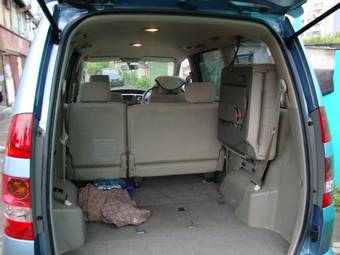 2004 Toyota Noah Photos