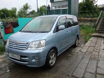 2004 Toyota Noah Images