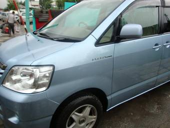 2004 Toyota Noah Pictures