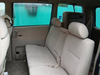 2004 Toyota Noah Photos