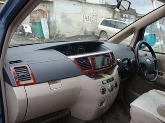 2004 Toyota Noah Photos