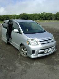 2004 Toyota Noah Pictures