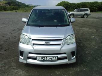 2004 Toyota Noah Pics