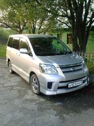 2004 Toyota Noah Pictures