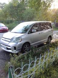 2004 Toyota Noah Pictures