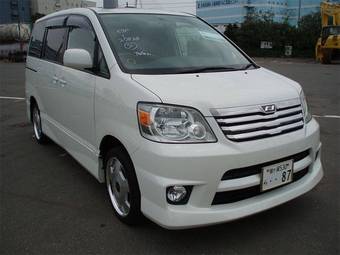 2004 Toyota Noah Pictures