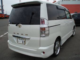 2004 Toyota Noah Photos