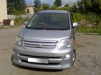 2004 Toyota Noah Photos