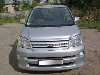 2004 Toyota Noah Pictures