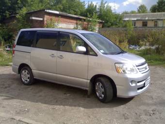 2004 Toyota Noah Photos