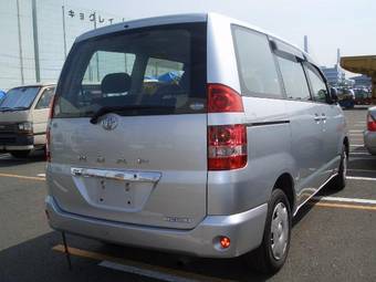 2004 Toyota Noah Photos