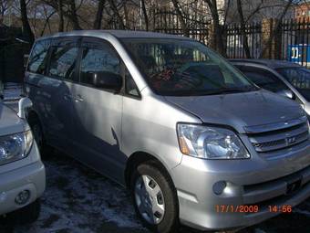 2004 Toyota Noah Photos