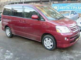 2004 Toyota Noah Pics