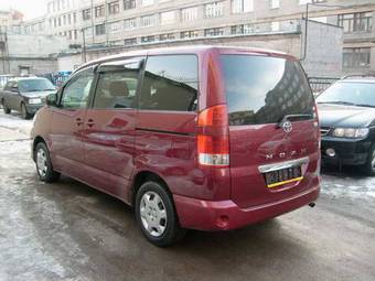 2004 Toyota Noah Pictures