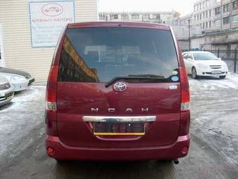 2004 Toyota Noah Photos