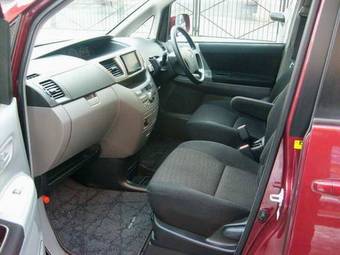 2004 Toyota Noah Pictures