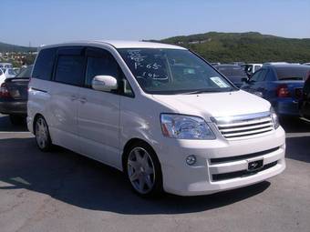 2004 Toyota Noah Photos