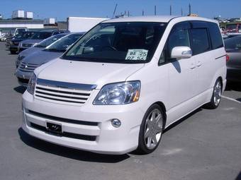 2004 Toyota Noah Pictures