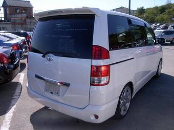 2004 Toyota Noah Photos