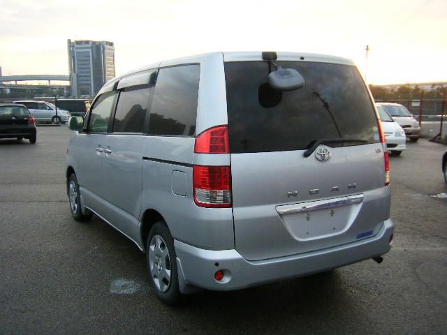 2005 Toyota Noah