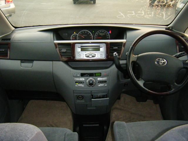 2005 Toyota Noah