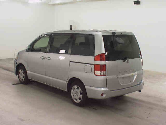 2005 Toyota Noah