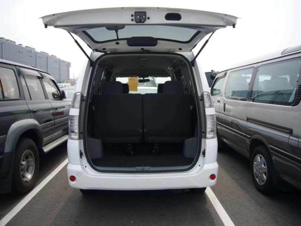 2005 Toyota Noah