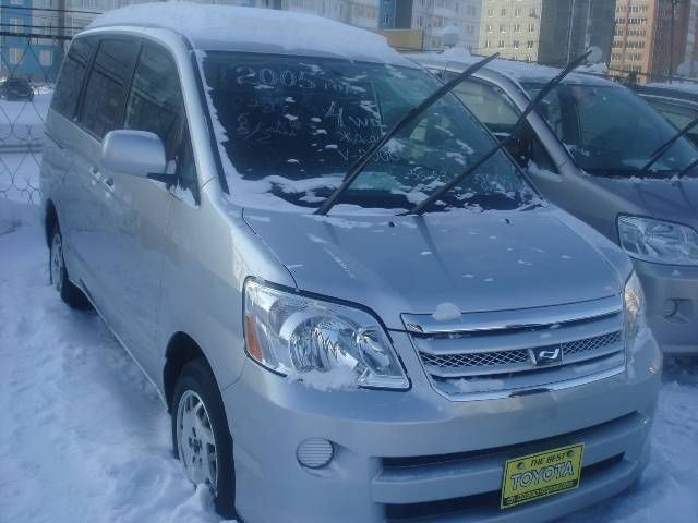 2005 Toyota Noah