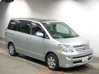 2005 Toyota Noah Photos