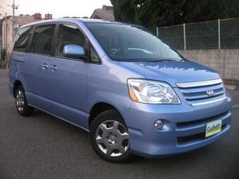 2005 Toyota Noah Photos