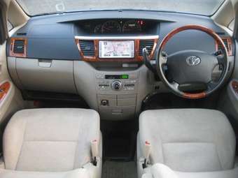 2005 Toyota Noah Pictures
