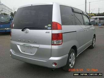 2005 Toyota Noah Photos