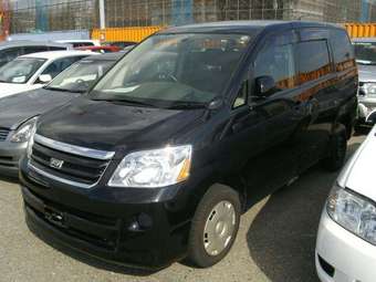 2005 Toyota Noah Images