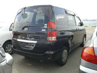 2005 Toyota Noah Pictures