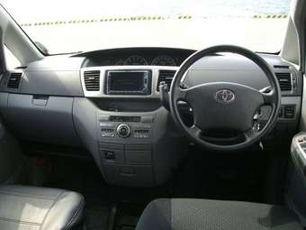 2005 Toyota Noah Pics