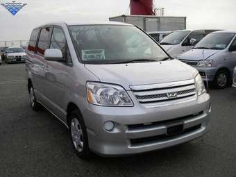 2005 Toyota Noah Images
