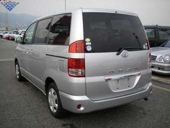 2005 Toyota Noah Pictures