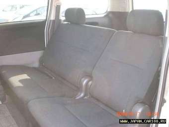 2005 Toyota Noah Photos