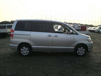 2005 Toyota Noah Photos