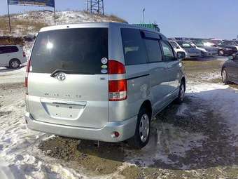 2005 Toyota Noah Photos