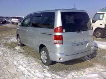 2005 Toyota Noah Photos