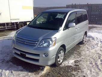 2005 Toyota Noah Pictures