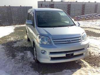 2005 Toyota Noah Photos