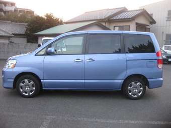 2005 Toyota Noah Photos