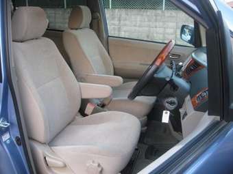 2005 Toyota Noah Photos