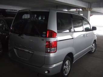 2005 Toyota Noah Images