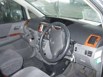 2005 Toyota Noah Pictures