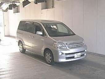 2005 Toyota Noah Pictures